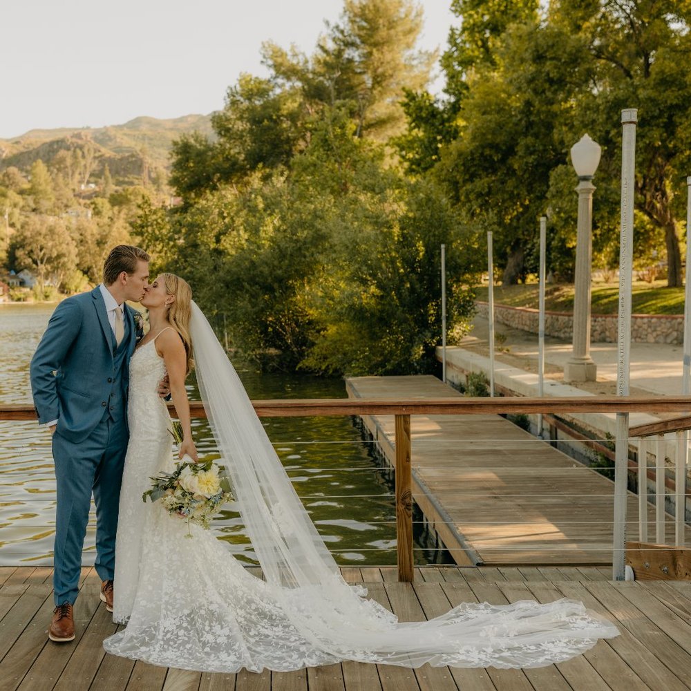 Emmy Mae Bec Wedding Gown & Matching Veil in Great Condition